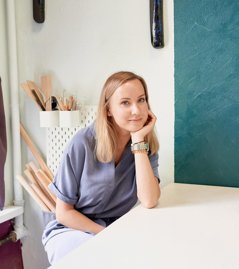 Career business woman sitting at table and smiling in cer zvjk2jg.jpg